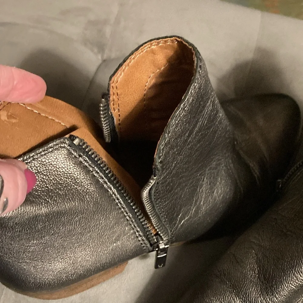 Bootie, LUCKY BRAND silver metallic leather , zippers on both sides of boot - Picture 2 of 8
